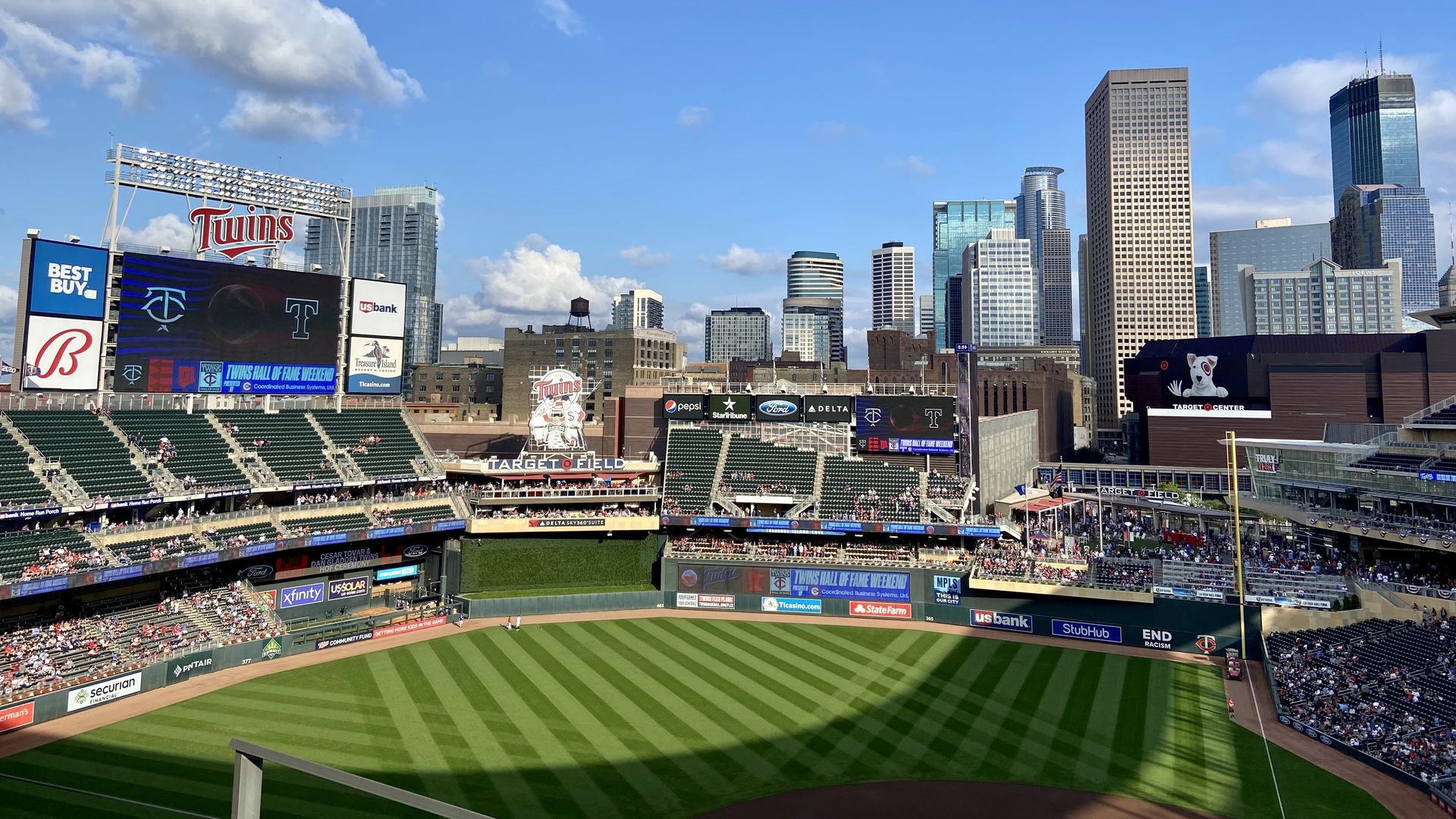 A photo of the Minnesota Twins ballpark 