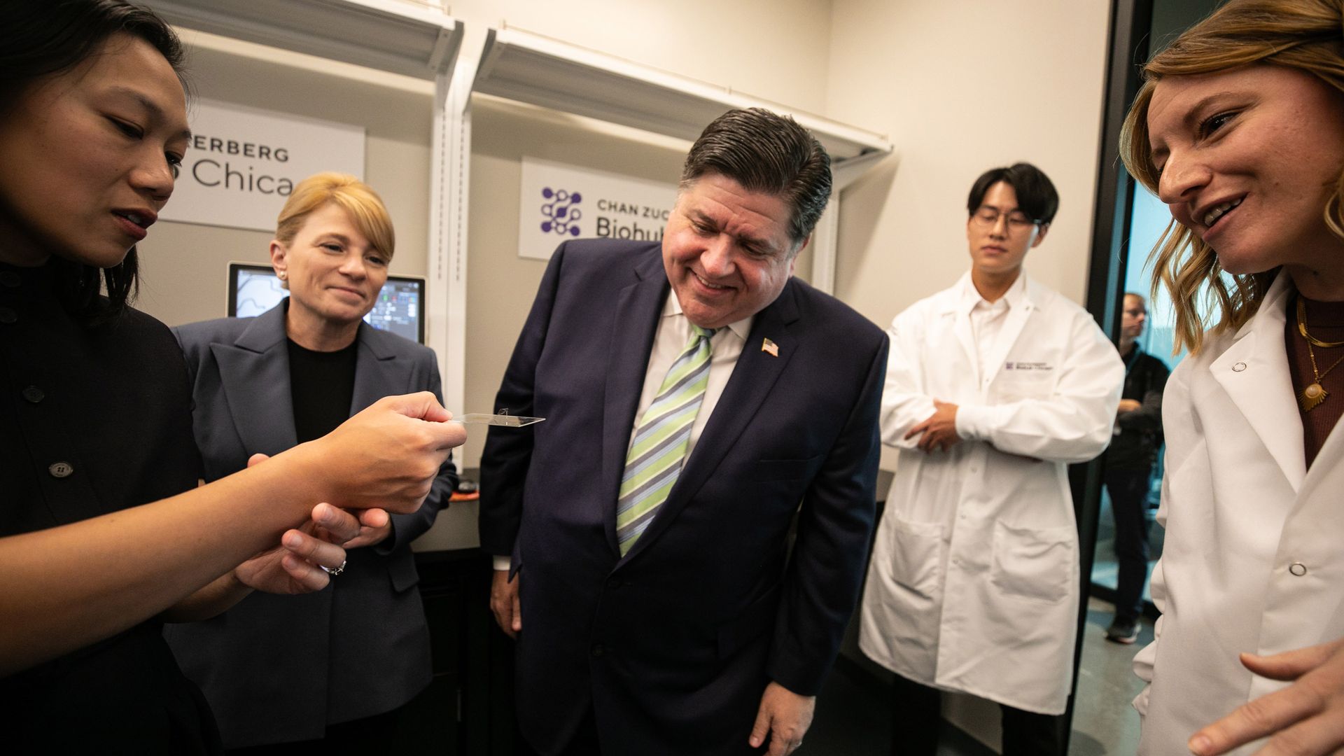 Governor looks at new invention 