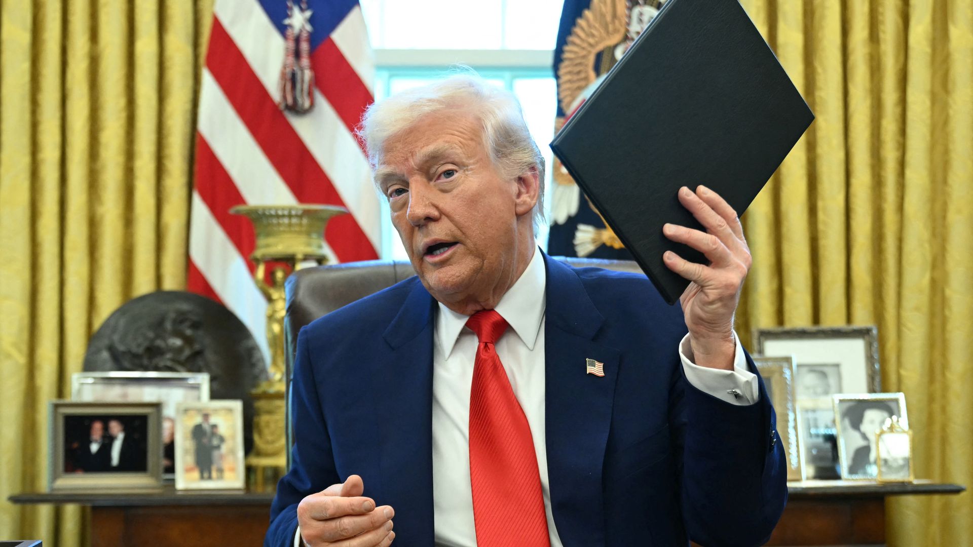 Başkan Donald Trump, 9 Nisan 2025'te Washington, DC'de Beyaz Saray'ın Oval Ofisi'nde bir yürütme emri imzalamadan önce konuşuyor.
