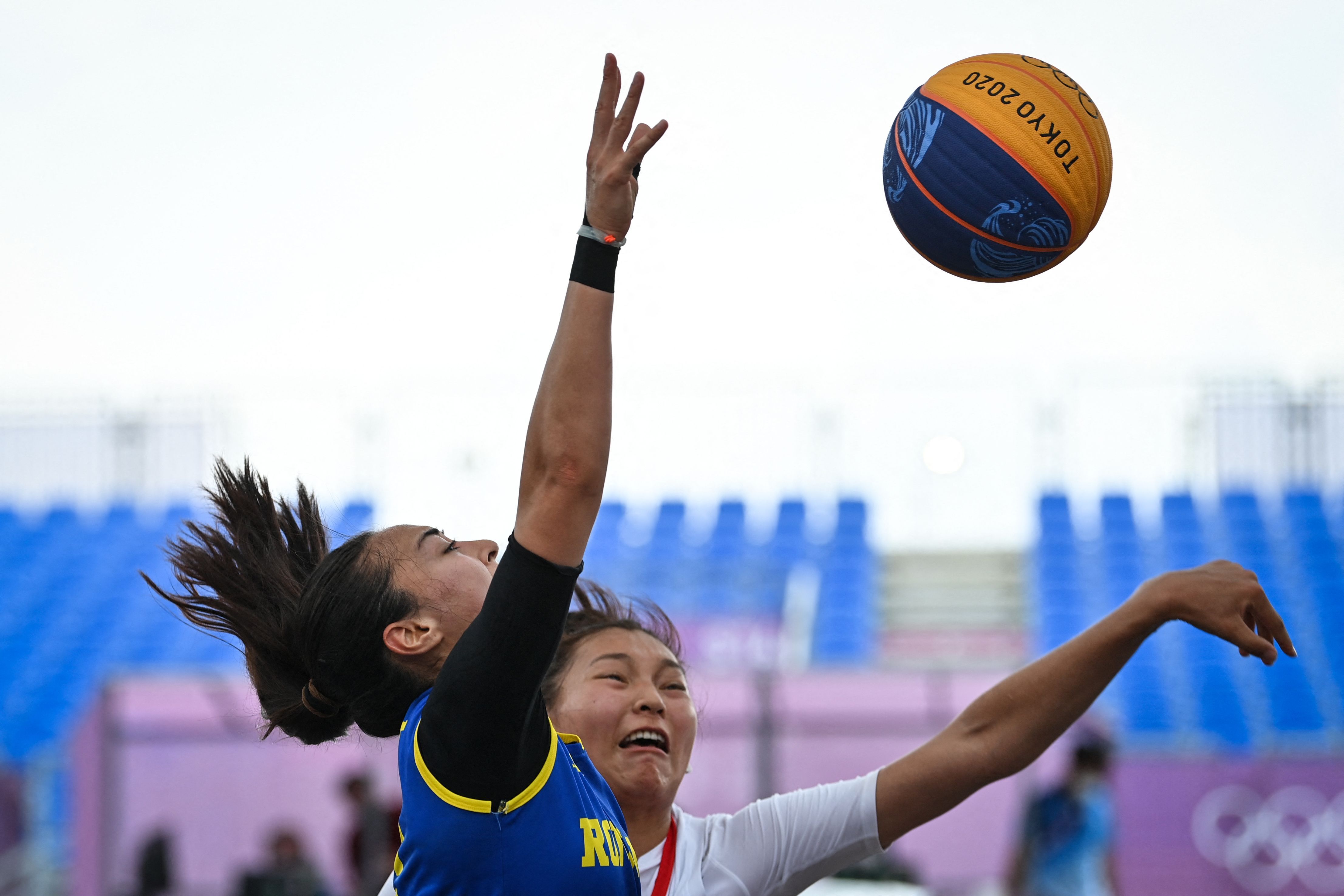  Romania's Sonia Ursu (L) fights for the ball with Mongolia's Khulan Onolbaatar at the women's 3x3 basketball match between Mongolia and Romania at the Aomi Urban Sports Park in Tokyo, on July 26