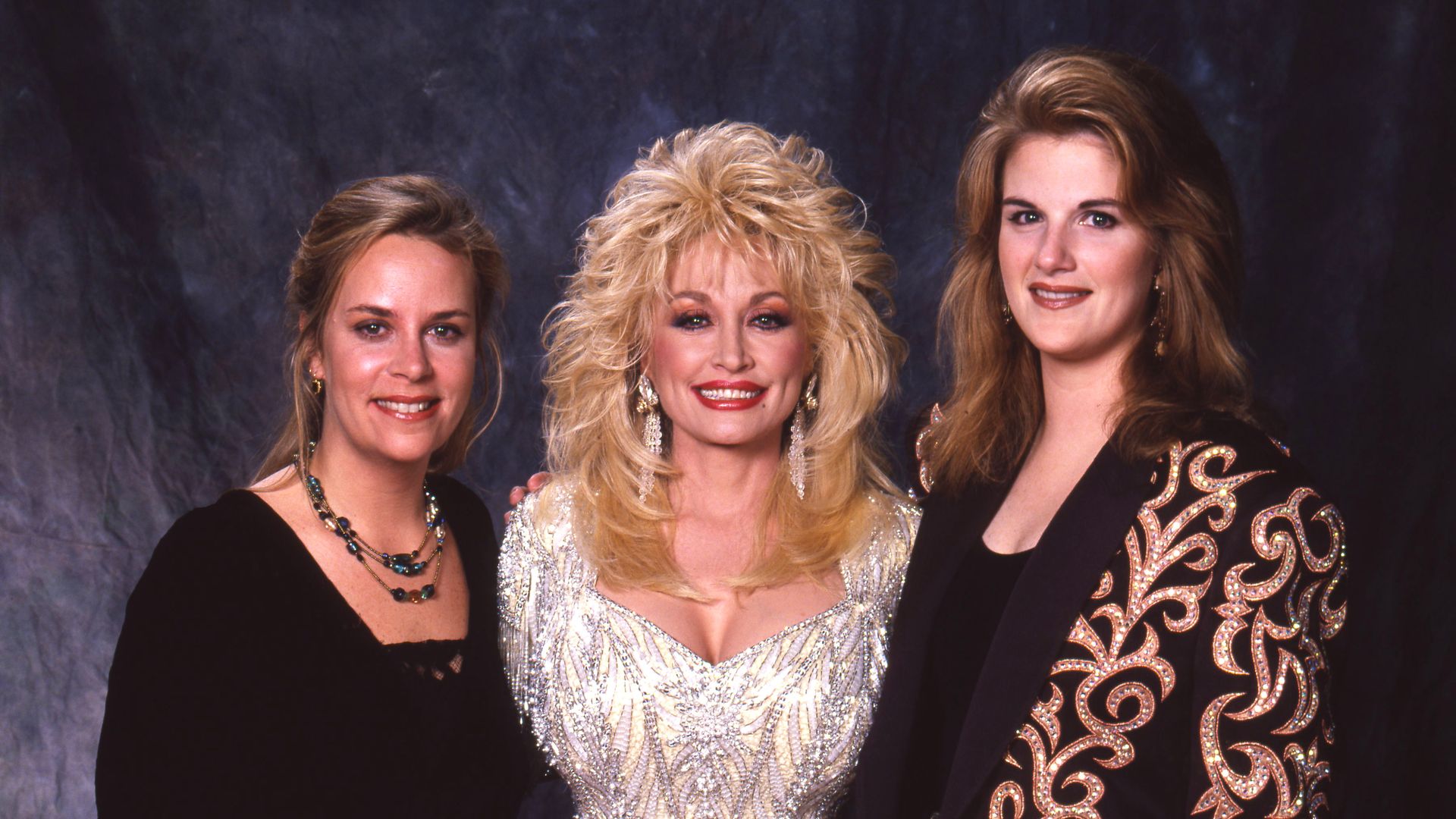 Mary Chapin Carpenter, Dolly Parton and Trisha Yearwood posing for a photo.