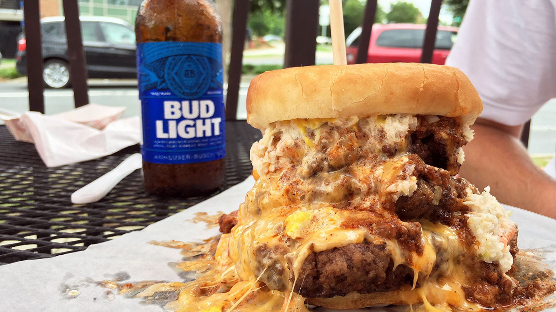 bud-light-and-pinky's-cheeseburger
