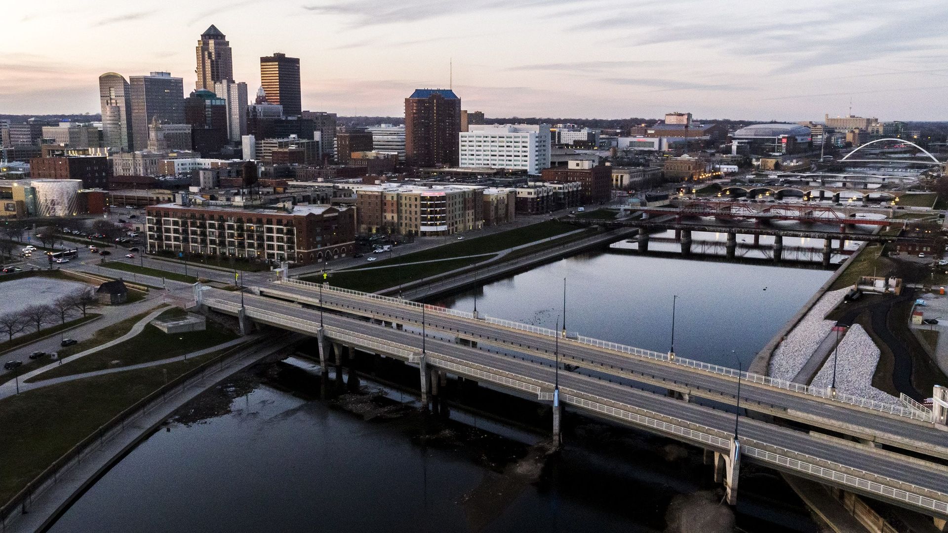 A photo of the Des Moines River.
