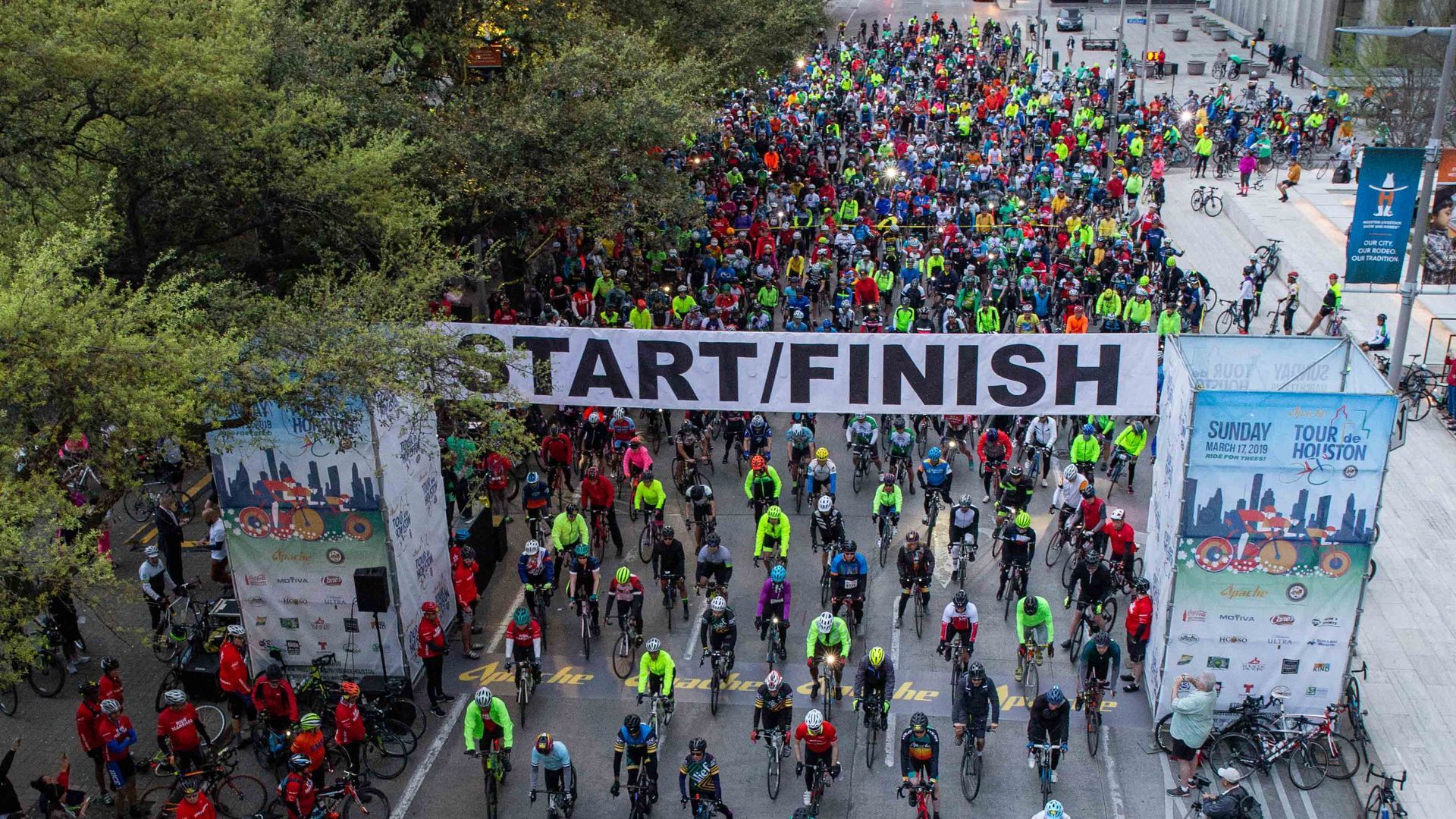 An overhead shot of hundreds of cyclists kicking off the 2019 Tour de Houston