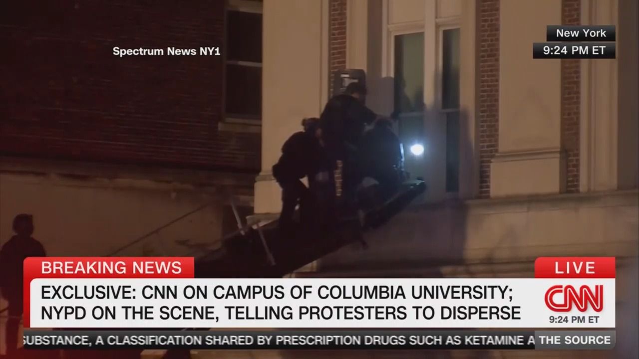 Police enter Hamilton Hall at Columbia University through a window last night.
