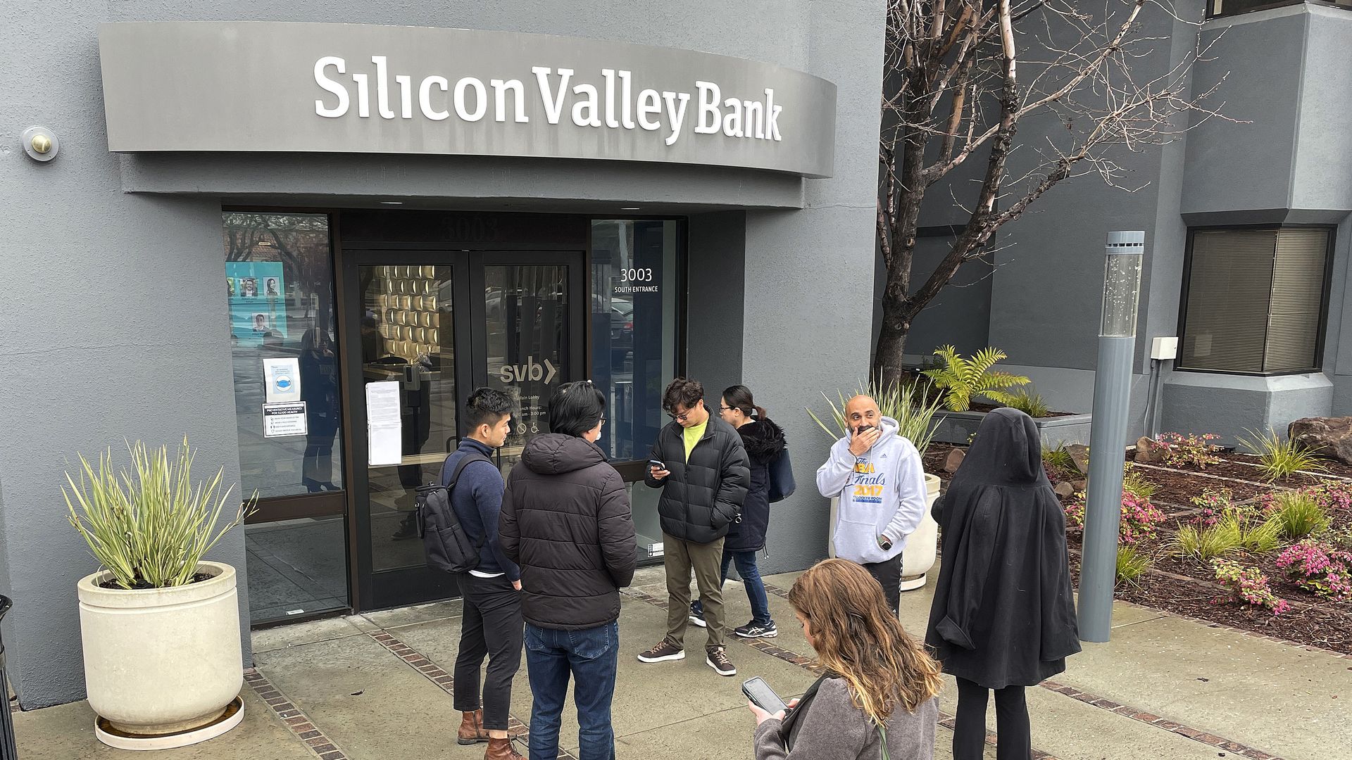 Silicon Valley Bank branch with customers outside.