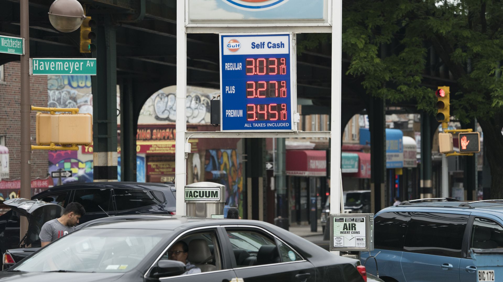 Customers pull their cars into a gas station in the Bronx, where gas prices have been raised to over $ 3.00 per gallon, June 1, 2018 in New York. 