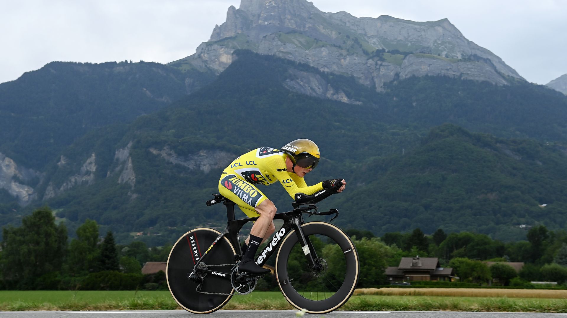 jonas vingegaard cycling