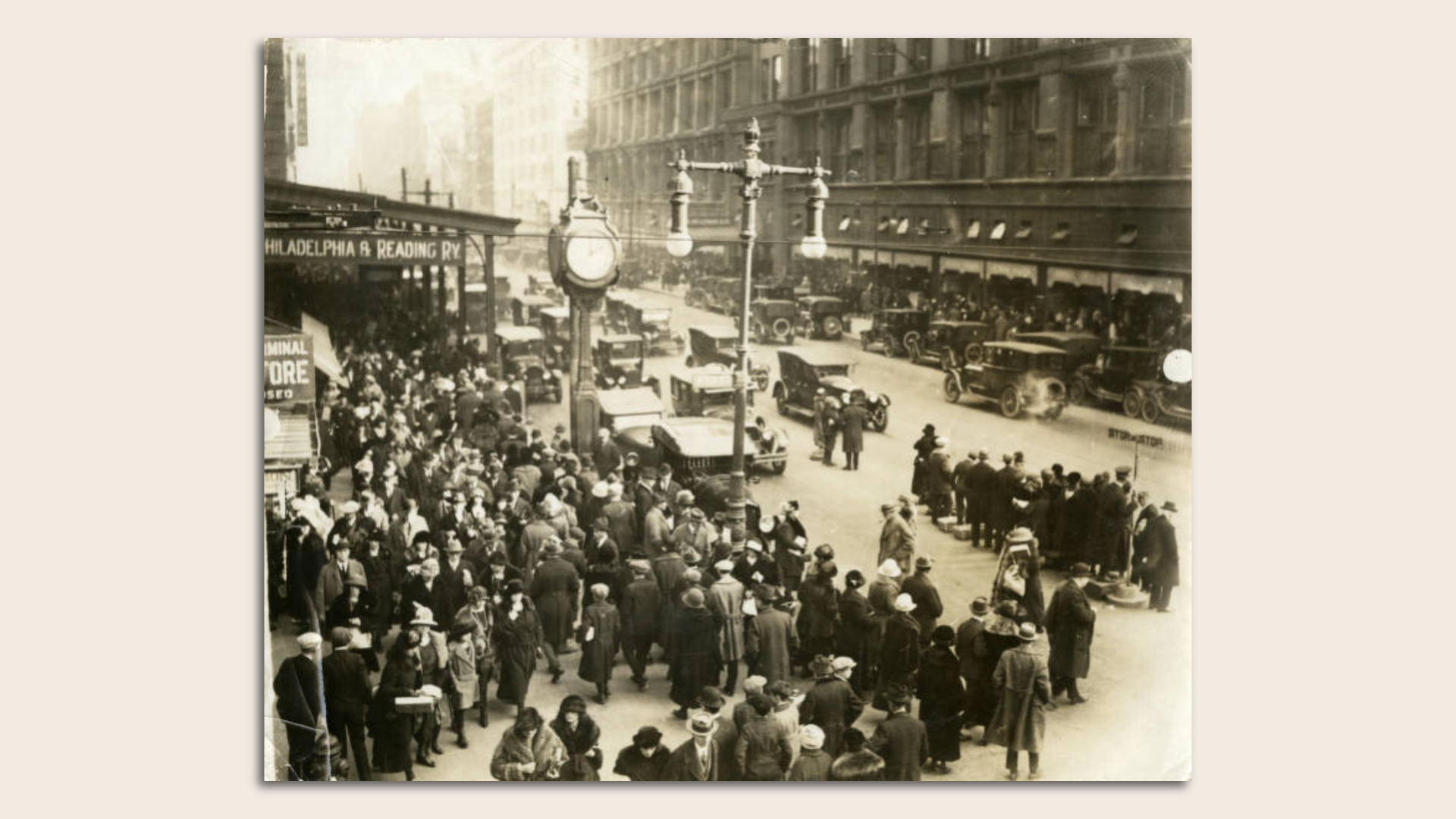 A black-and-white photo of Philadelphians gathering a Market Street in the 1920s.