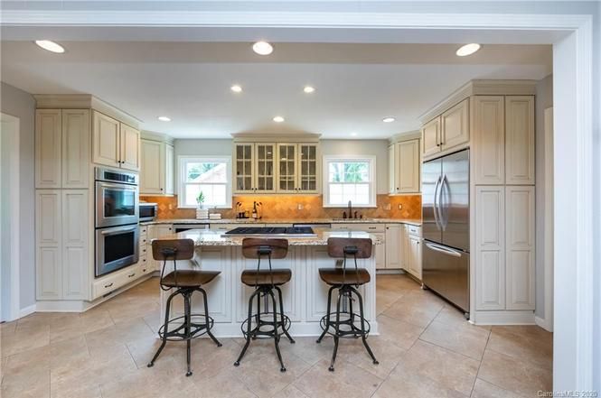 7713 Whistlestop Rd kitchen