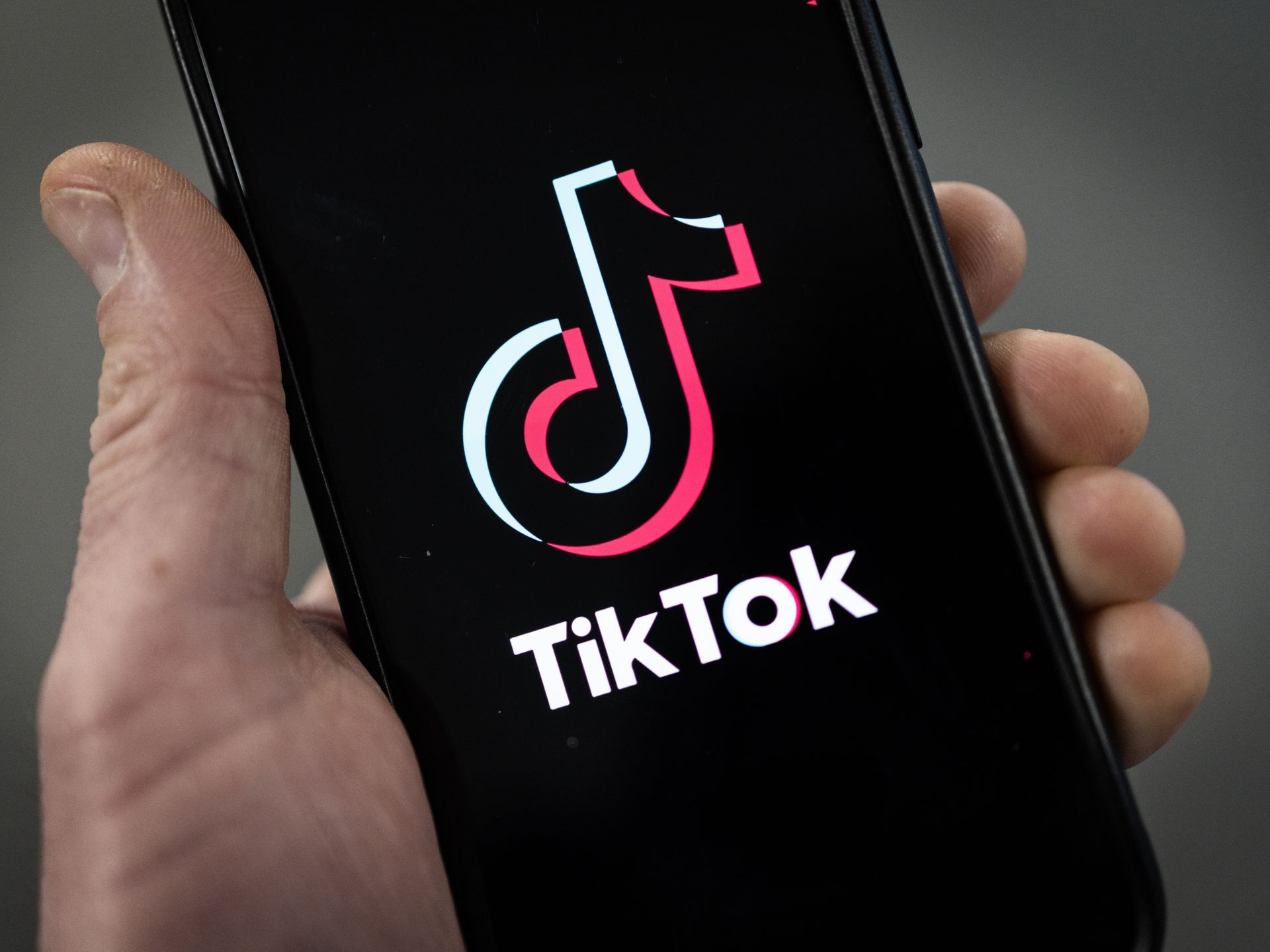 E.U. Officials Ban TikTok From Employees' Phones - The New York Times