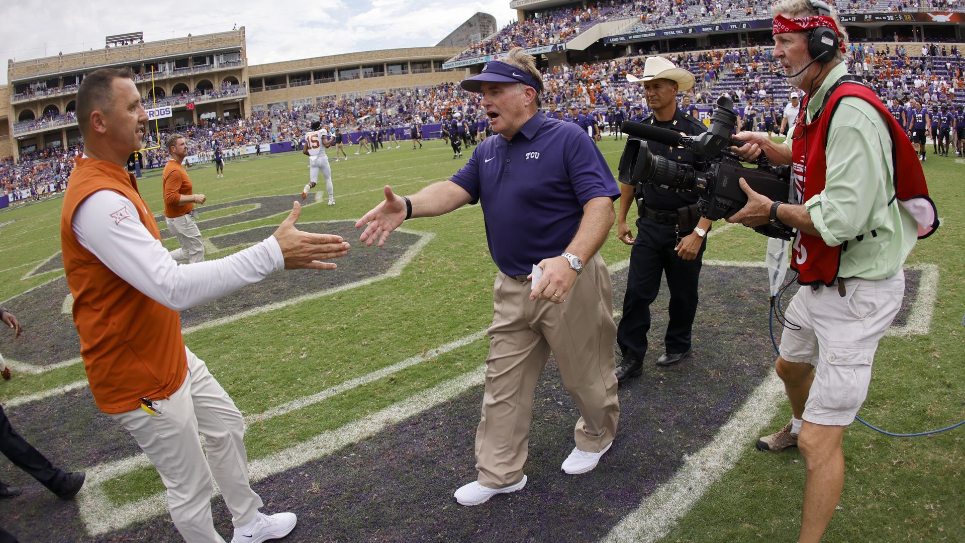 Head coaches Steve Sarkisian and Gary Patterson shake hands after a game in 2021