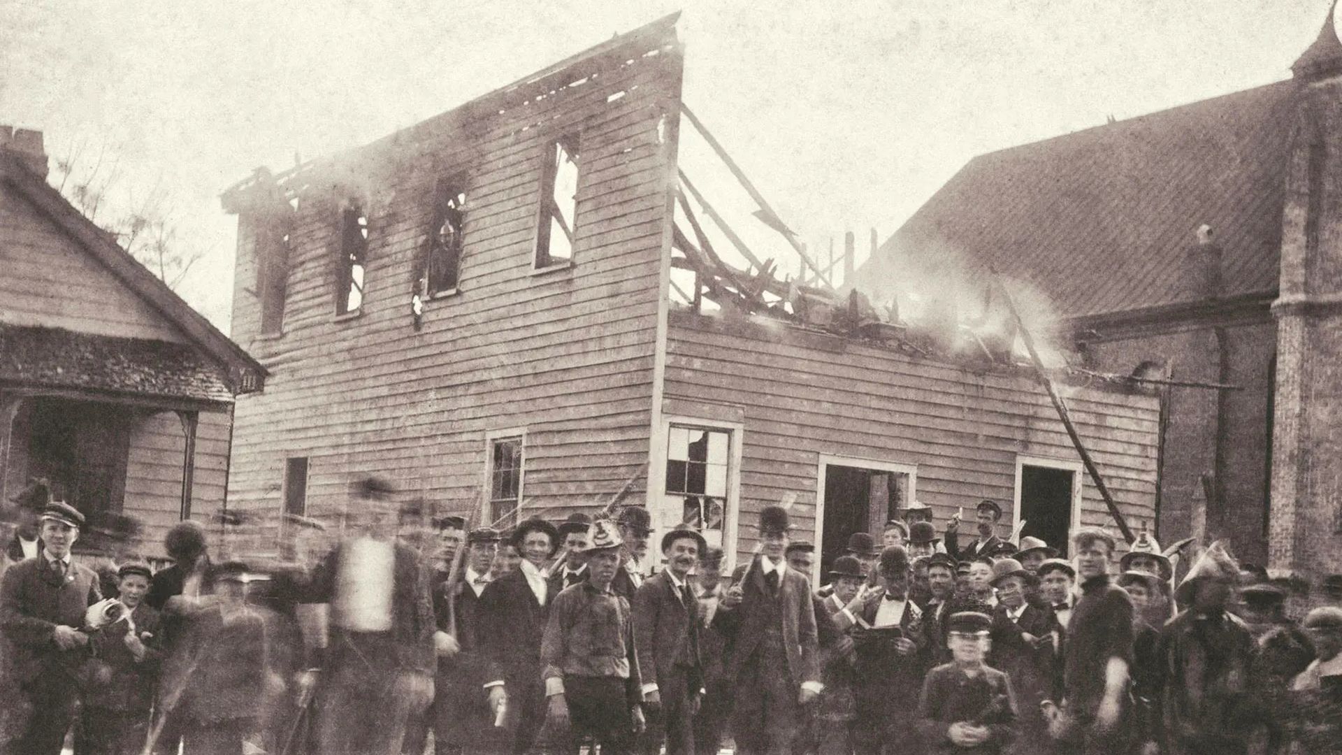 Caption: Mob outside burned offices of The Daily Record. November 1898. Credit: New Hanover County Public Library