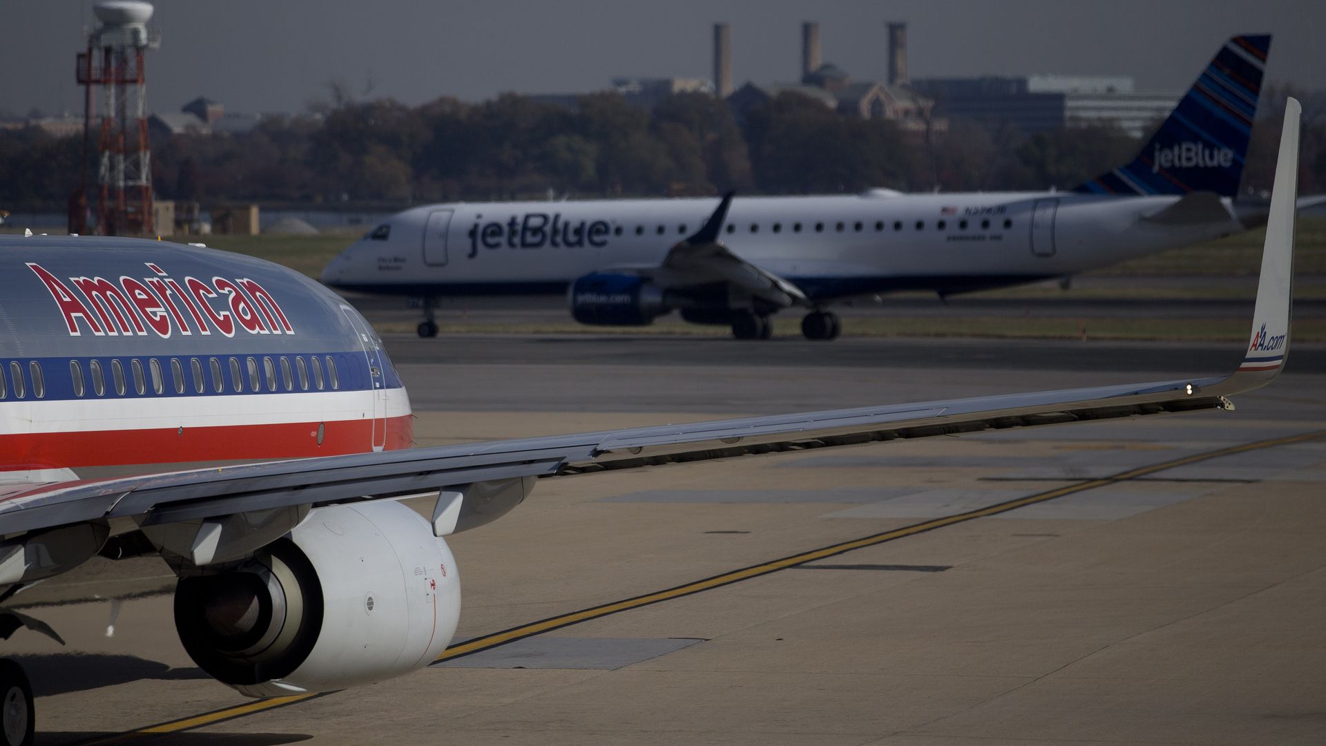 Photo of an American Airlines airplane facing a JetBlue airport on the ground