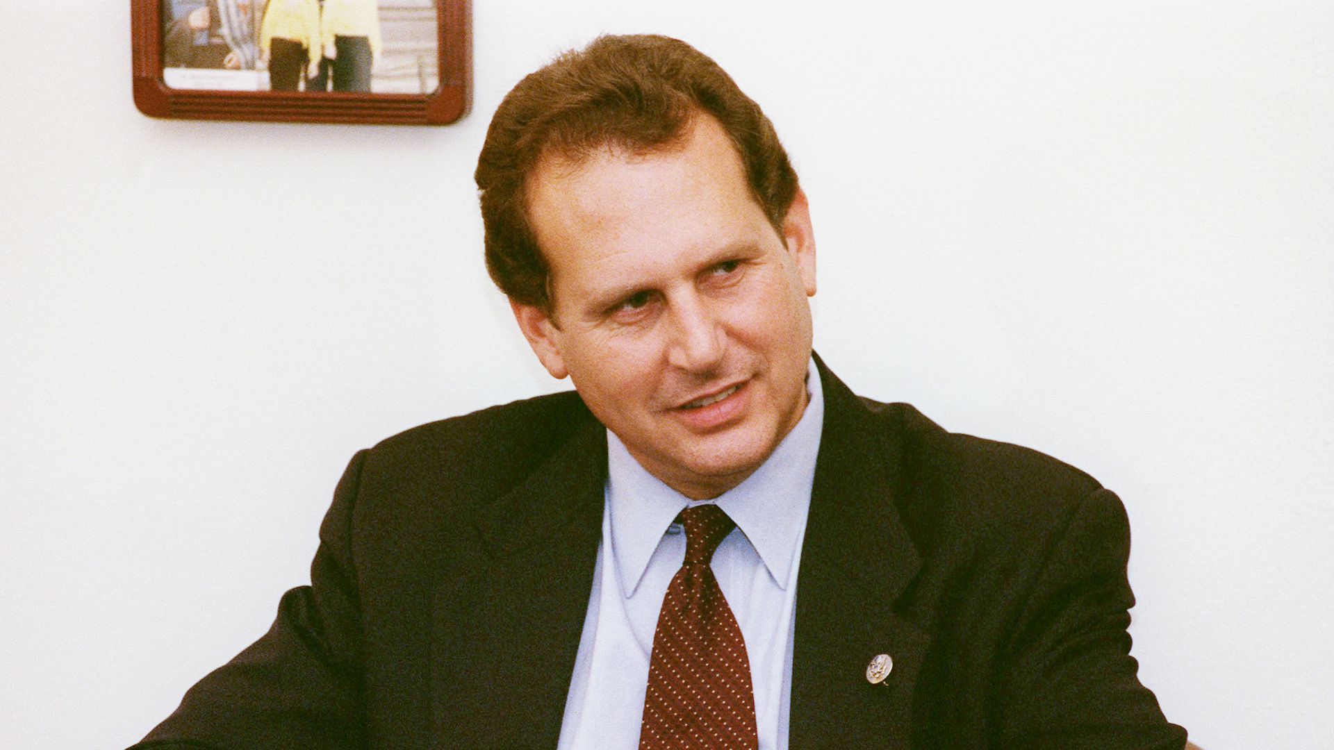 The late Rep. Lincoln Diaz-Balart, R-Fl., during a 1999 meeting in his office with President Francisco Flores of El Salvador. Photo: Scott J. Ferrell/Congressional Quarterly/Getty Images