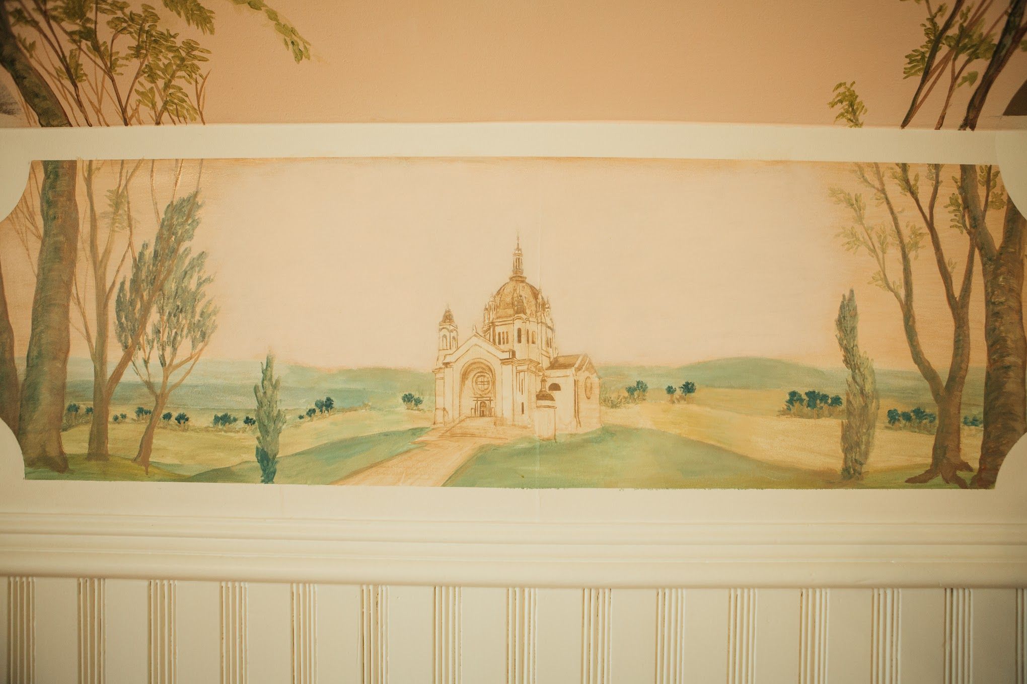 A photo of a mural featuring the MInnesota State Capitol.