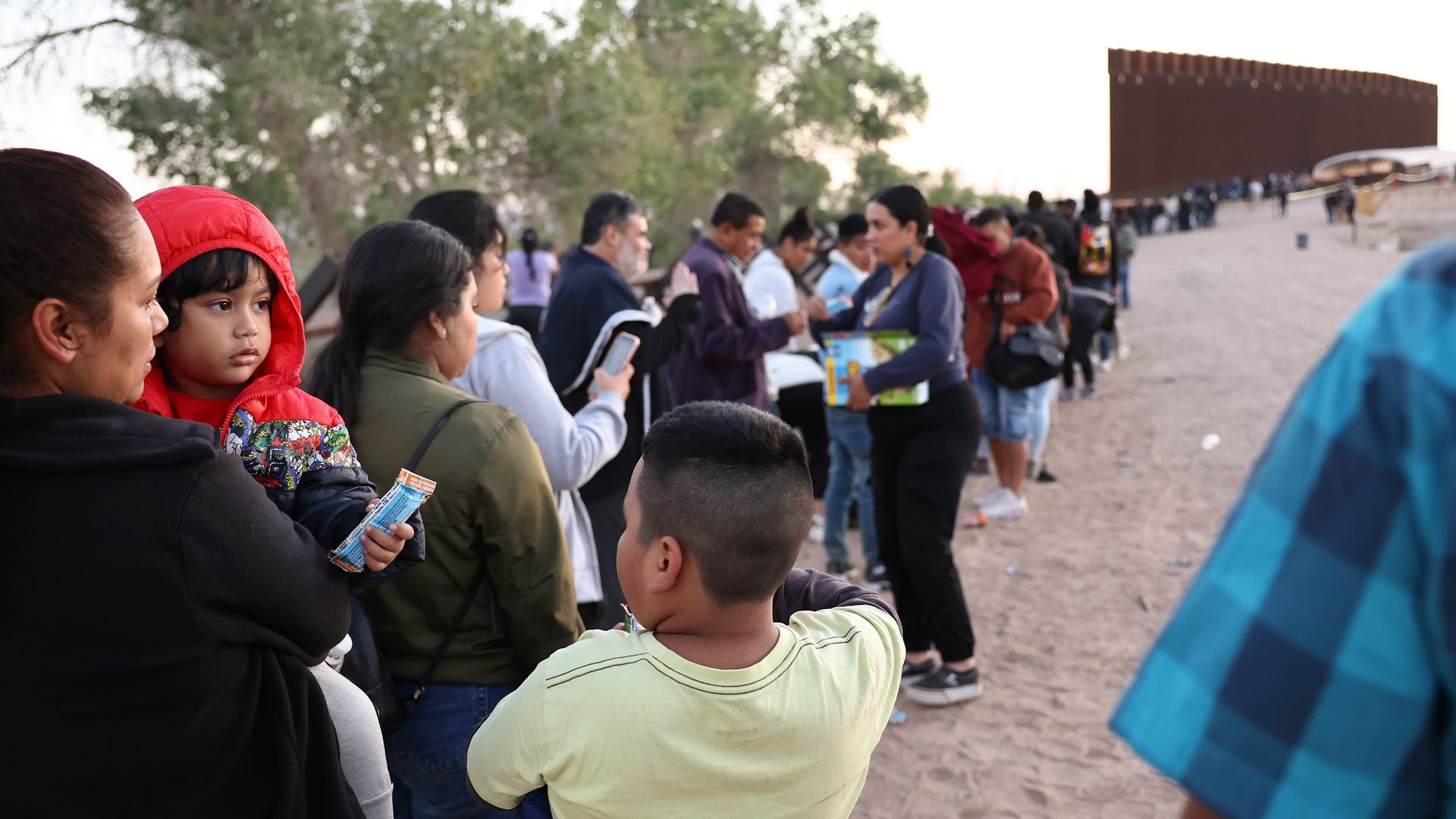 Border officials did not follow guidelines on migrant children's