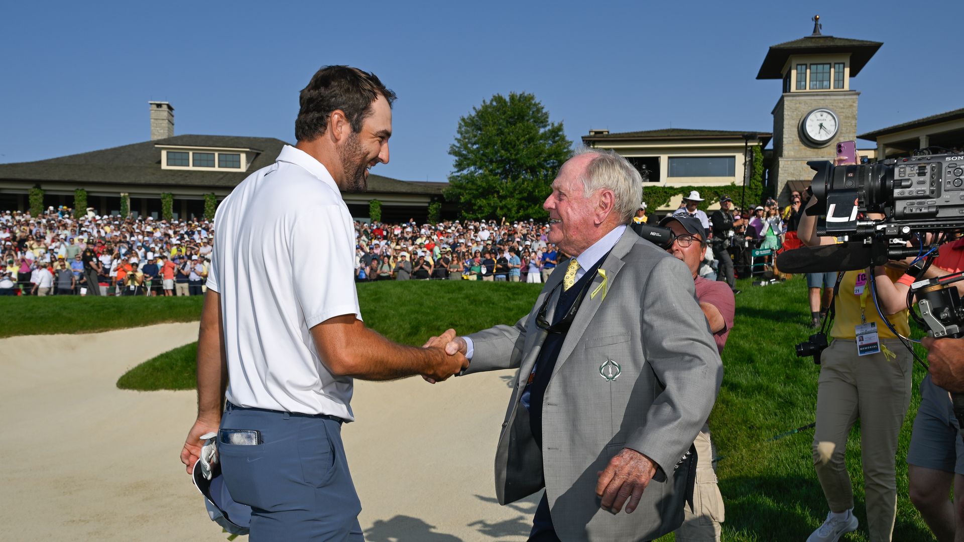 Jack Nicklaus shakes the hand of Scottie Sccheffler on the Muirfield Village course. 