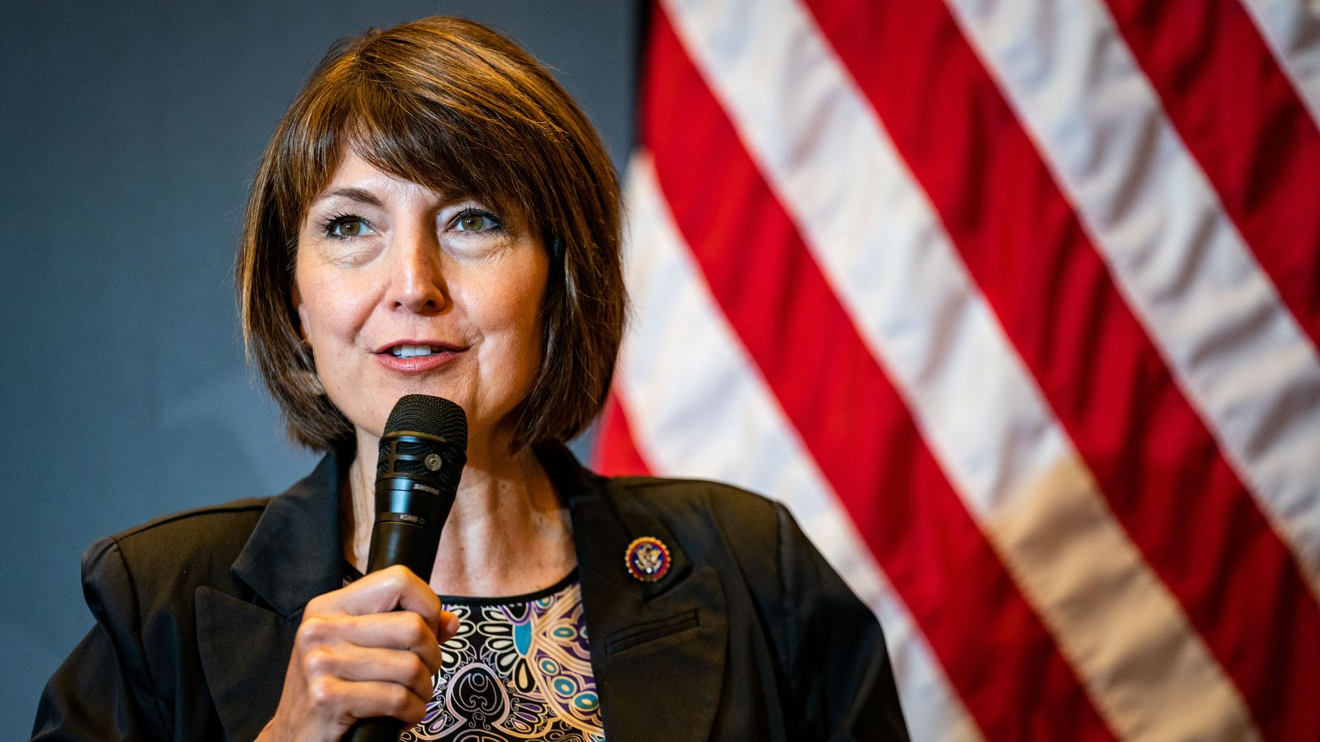 Cathy McMorris Rodgers speaks in front of an American flag