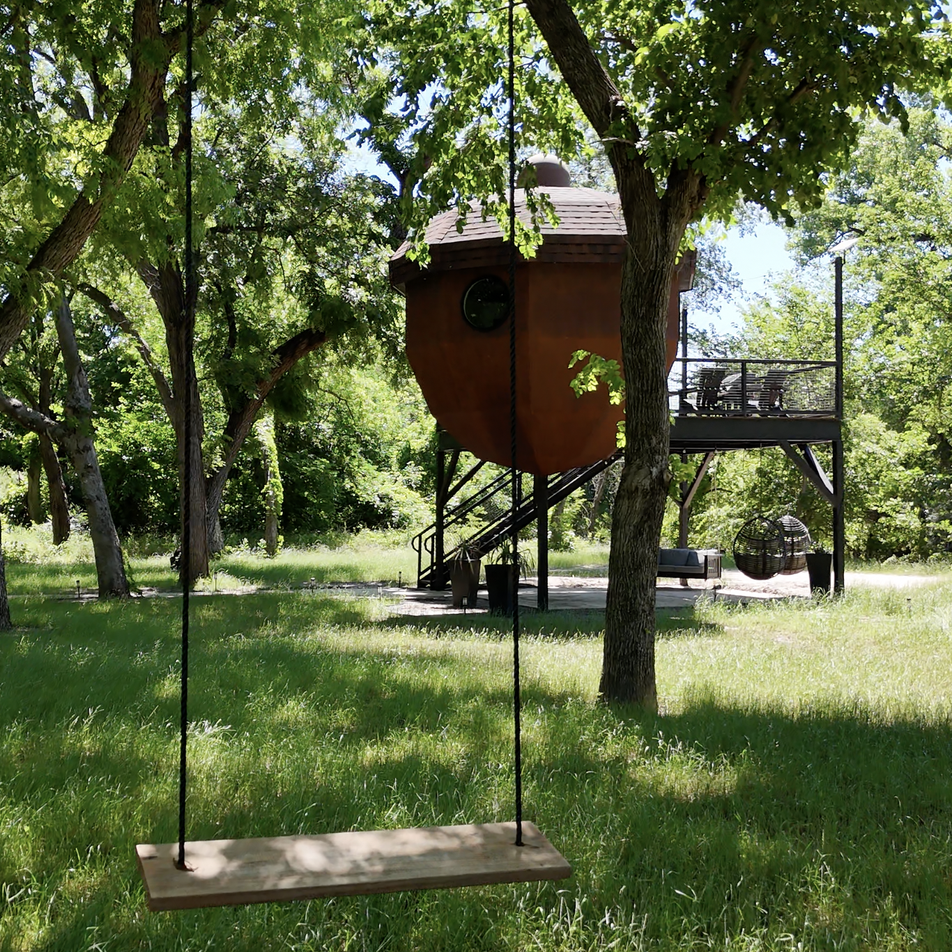 An acorn-shaped house provides off-the-grid respite - Axios Dallas