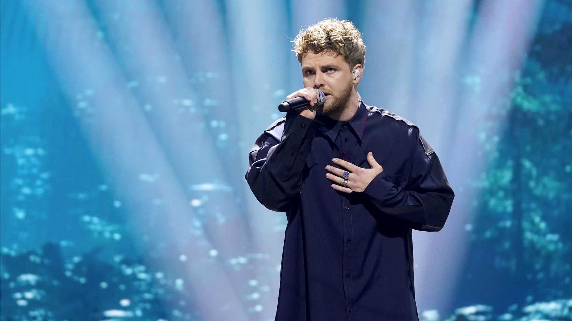  Alex Warren performs during the 2025 MTV Video Music Awards at UBS Arena on September 07, 2025 in Elmont, New York. (Photo by Bennett Raglin/Getty Images for MTV)
