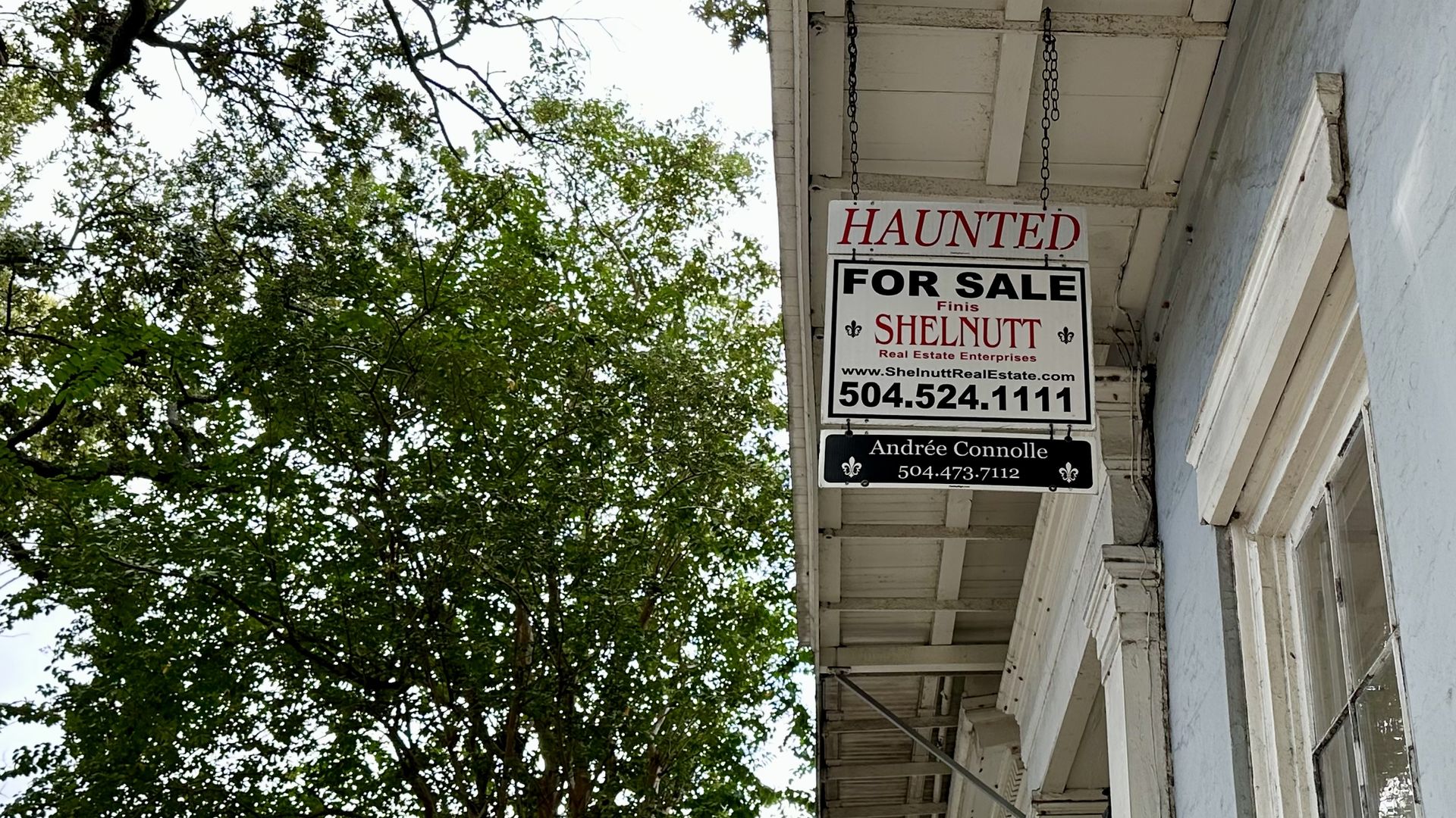Photo shows a haunted real estate sign