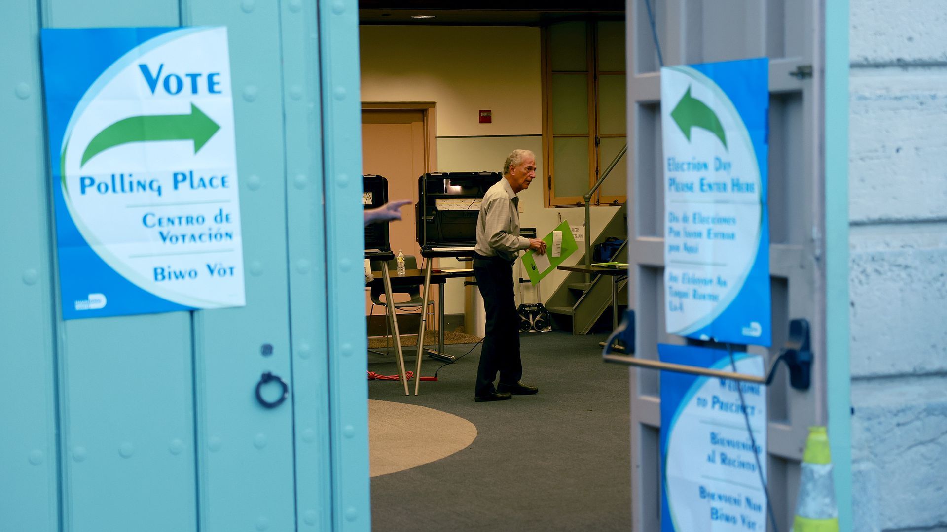 A voter prepares to cast a ballot at a polling station in Miami Beach on Aug. 23. Photo: Joe Raedle/Getty Images