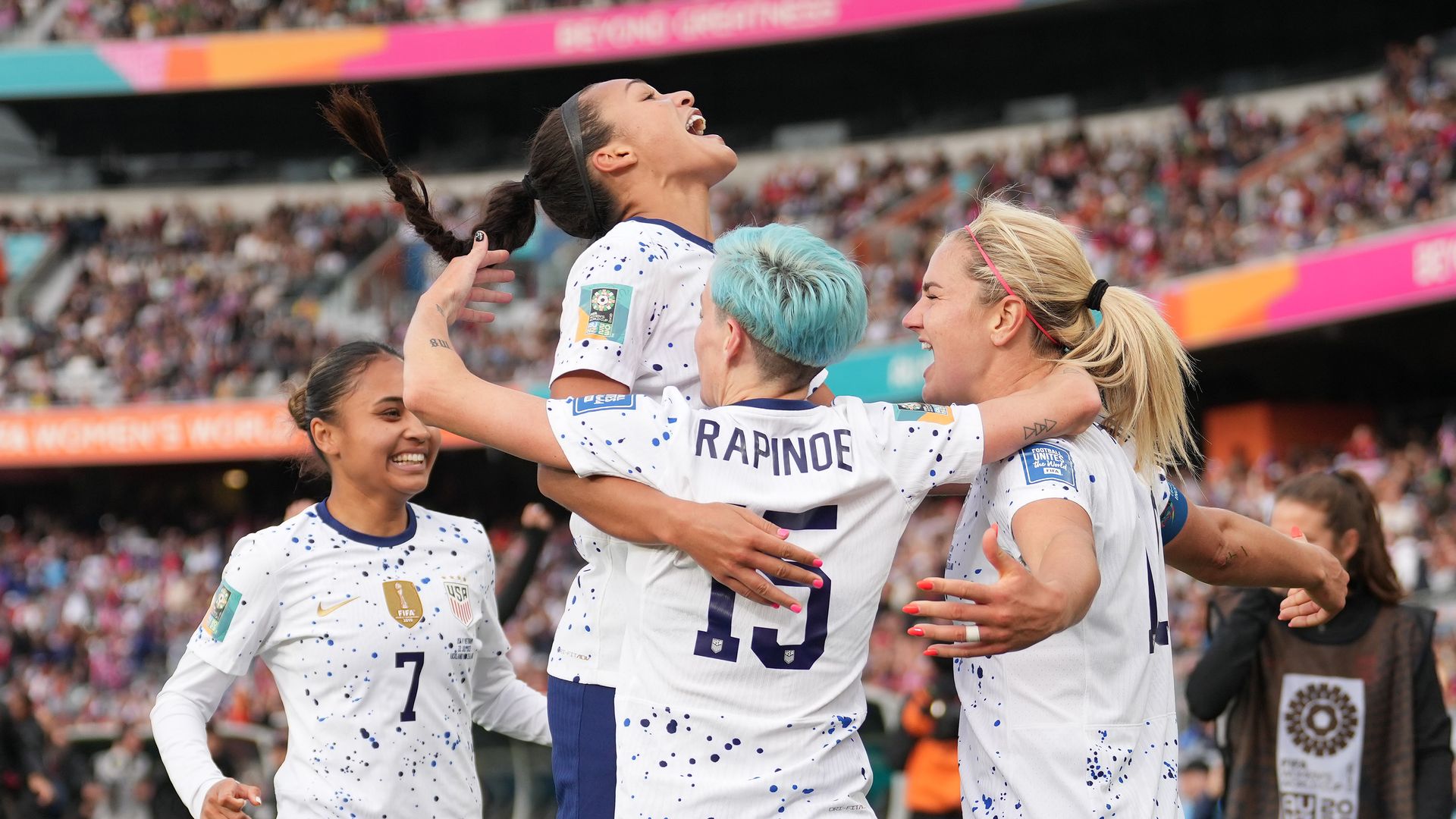 uswnt celebrates goal