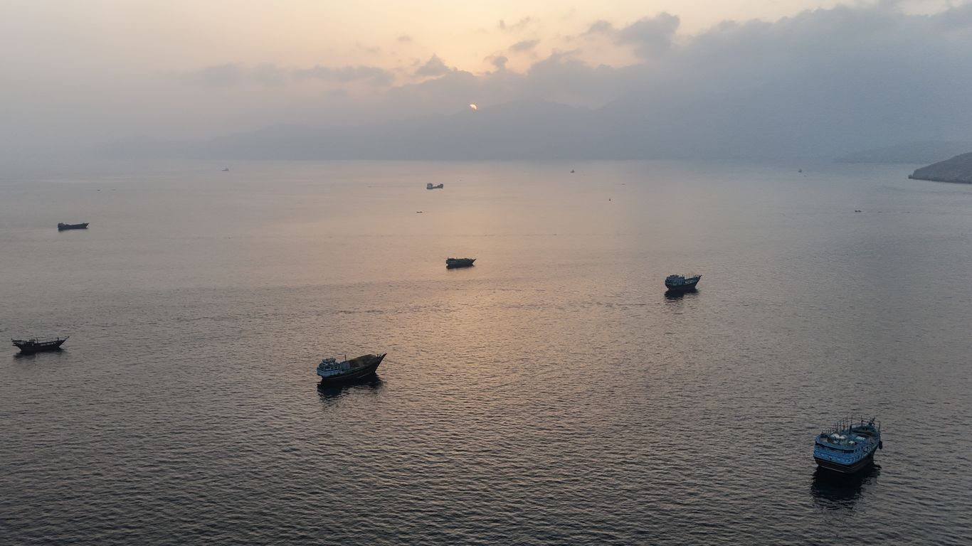 U.S. strikes Iranian targets in Strait of Hormuz for 2nd straight day
