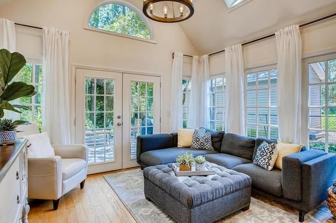 1040 Goshen Pl living