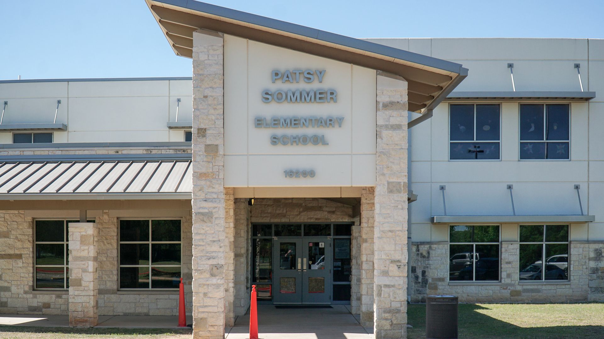 A photo of the front of a Round Rock ISD elementary school.