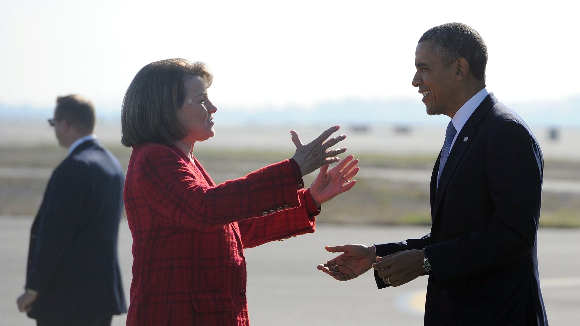 Dianne Feinstein moves to embrace Barack Obama on a tarmac