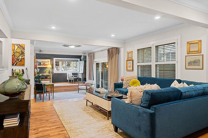 311 W. 9th St. home feature living room