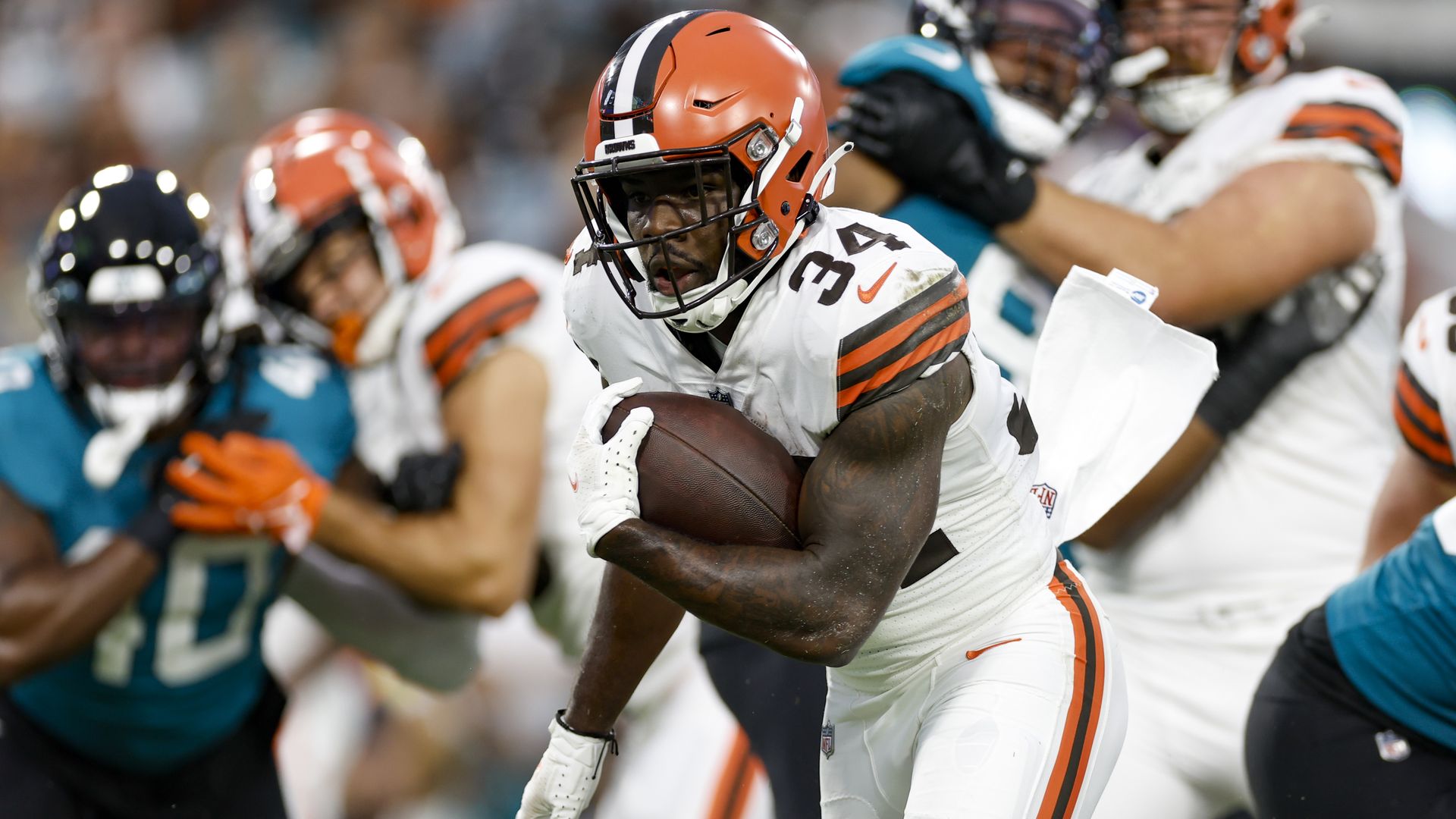 Cleveland Browns running back Jerome Ford runs for a touchdown.