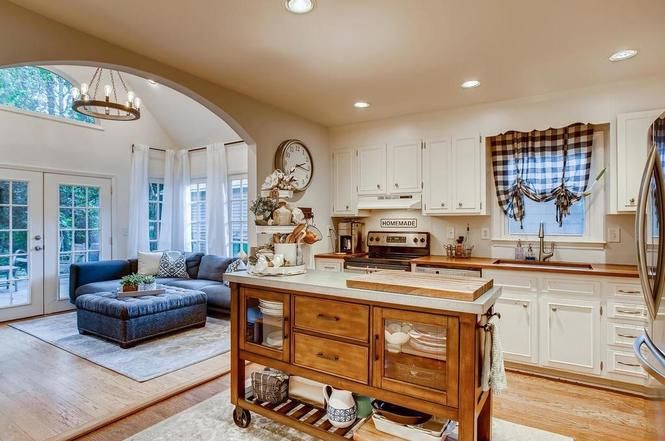 1040 Goshen Pl kitchen