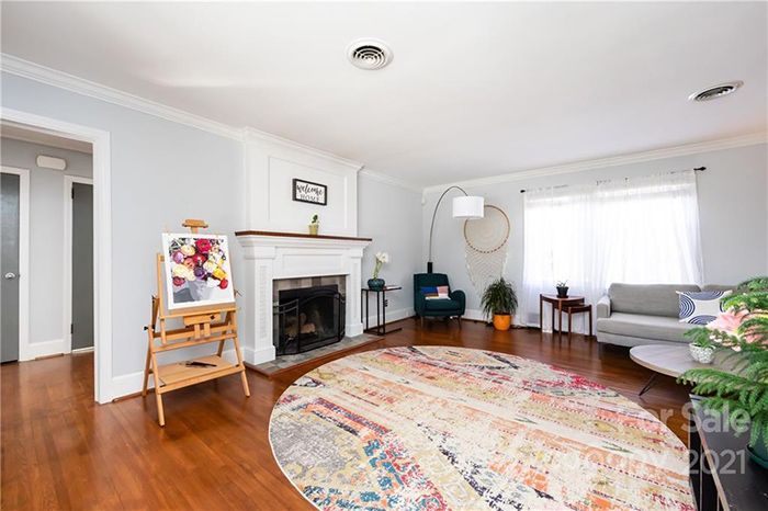 1121 Roanoke Ave.  living room