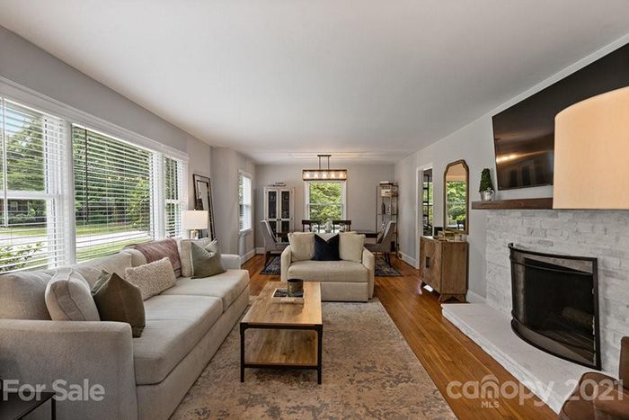 4326 Castleton Rd, living