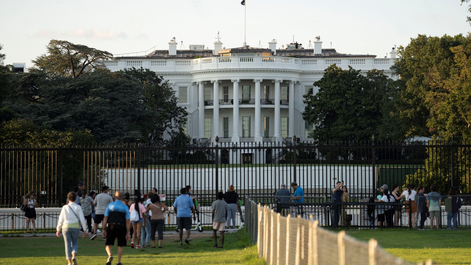 how many tourists visit the white house each year