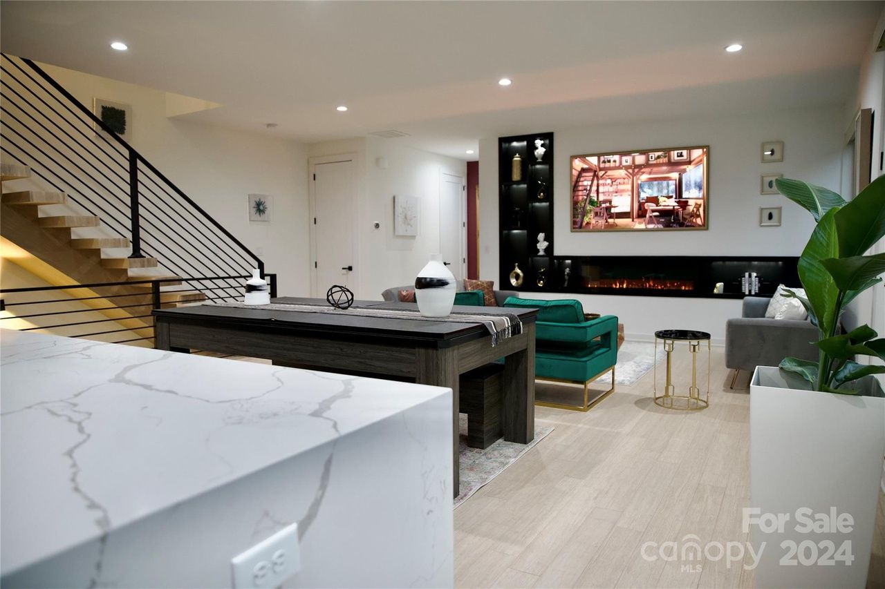 2021 Roslyn Ave