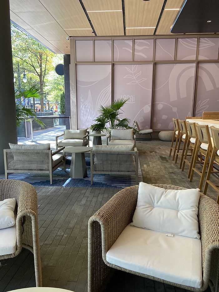 Lanai Terrace Bar off Tryon Street. Photo: Ashley Mahoney/Axios