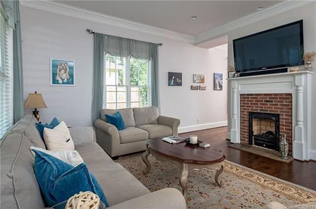 1915 Lyndhurst Ave living room