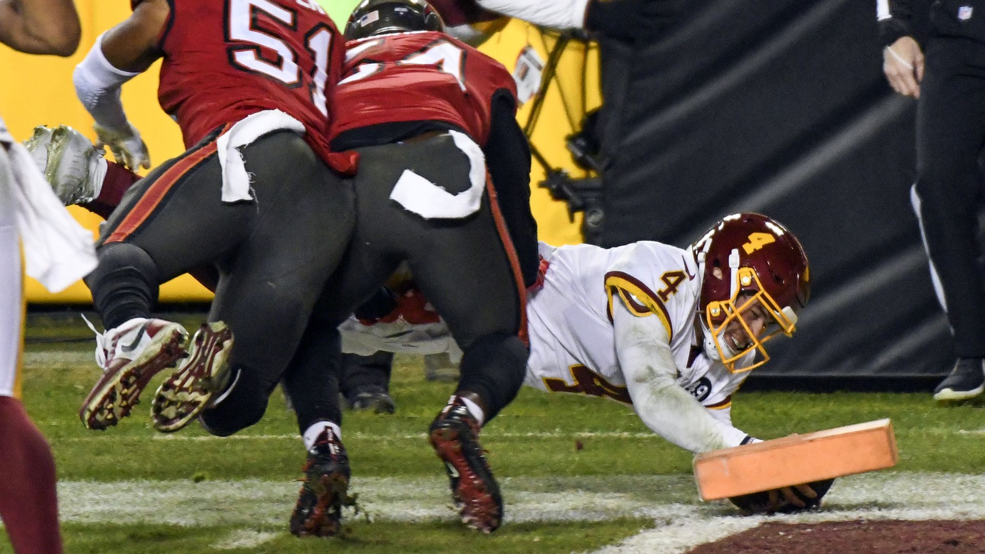 QB dives for the pylon