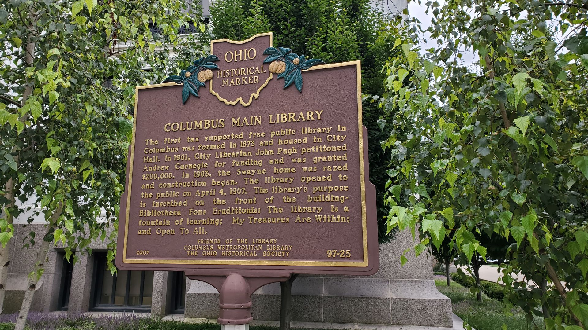 A historical marker of the Columbus Main Library.