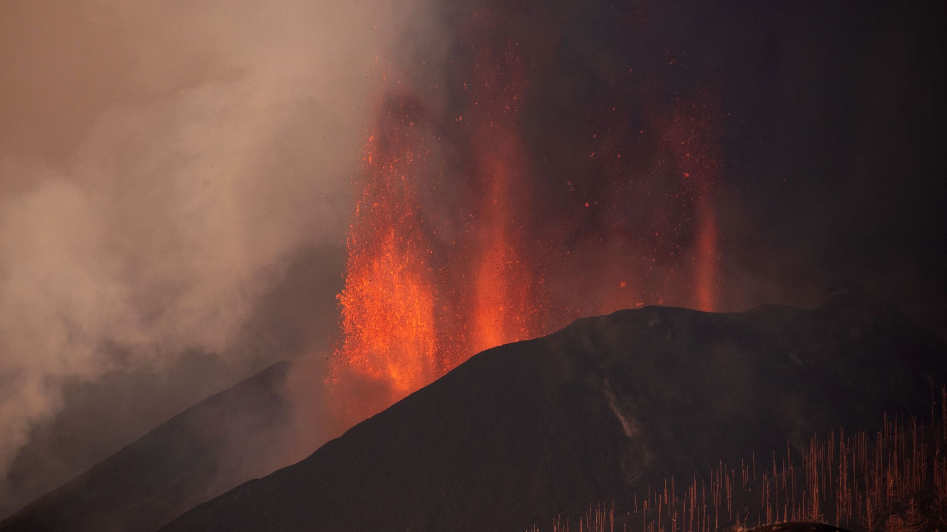 The Cumbre Vieja volcano spews lava, ash and smoke as seen from Los Llanos de Aridane on the Canary island of La Palma in September 25, 2021. 