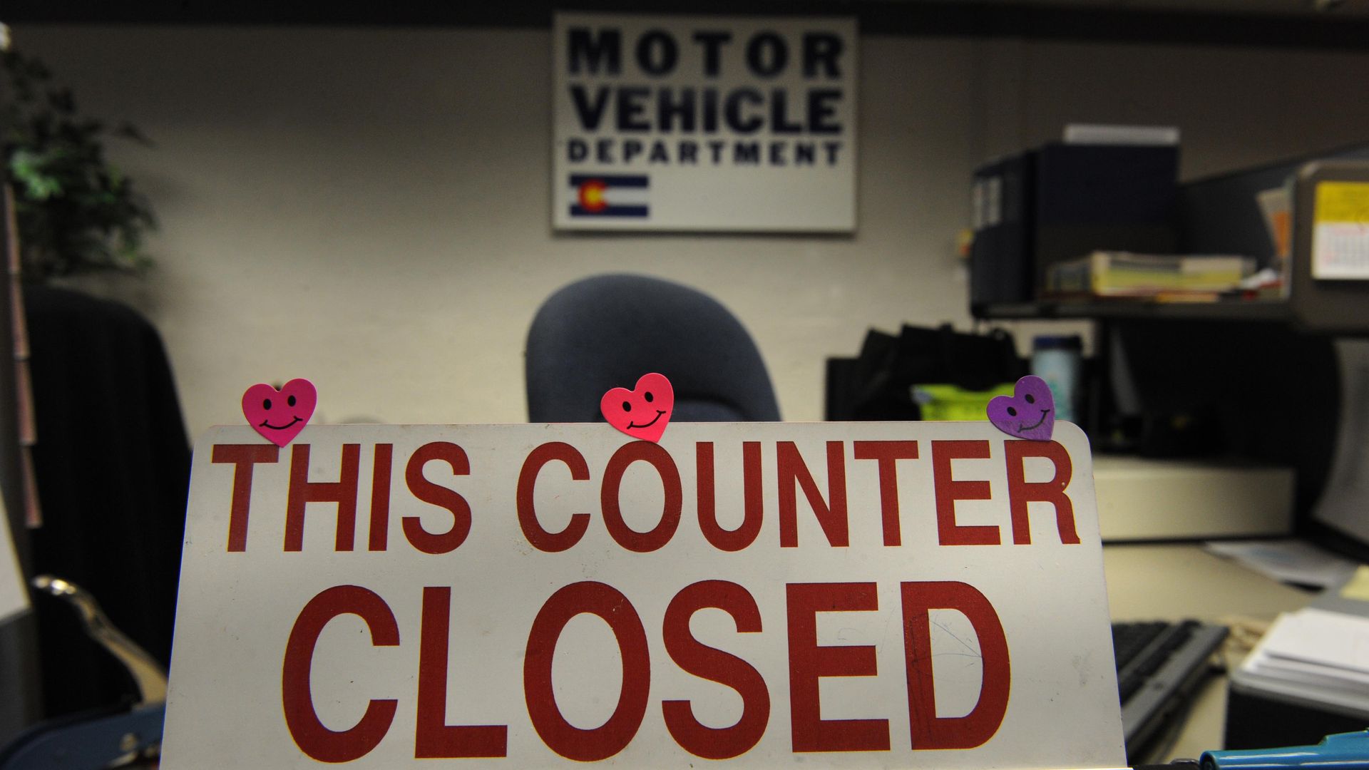 A sign saying DMV servies are closed 