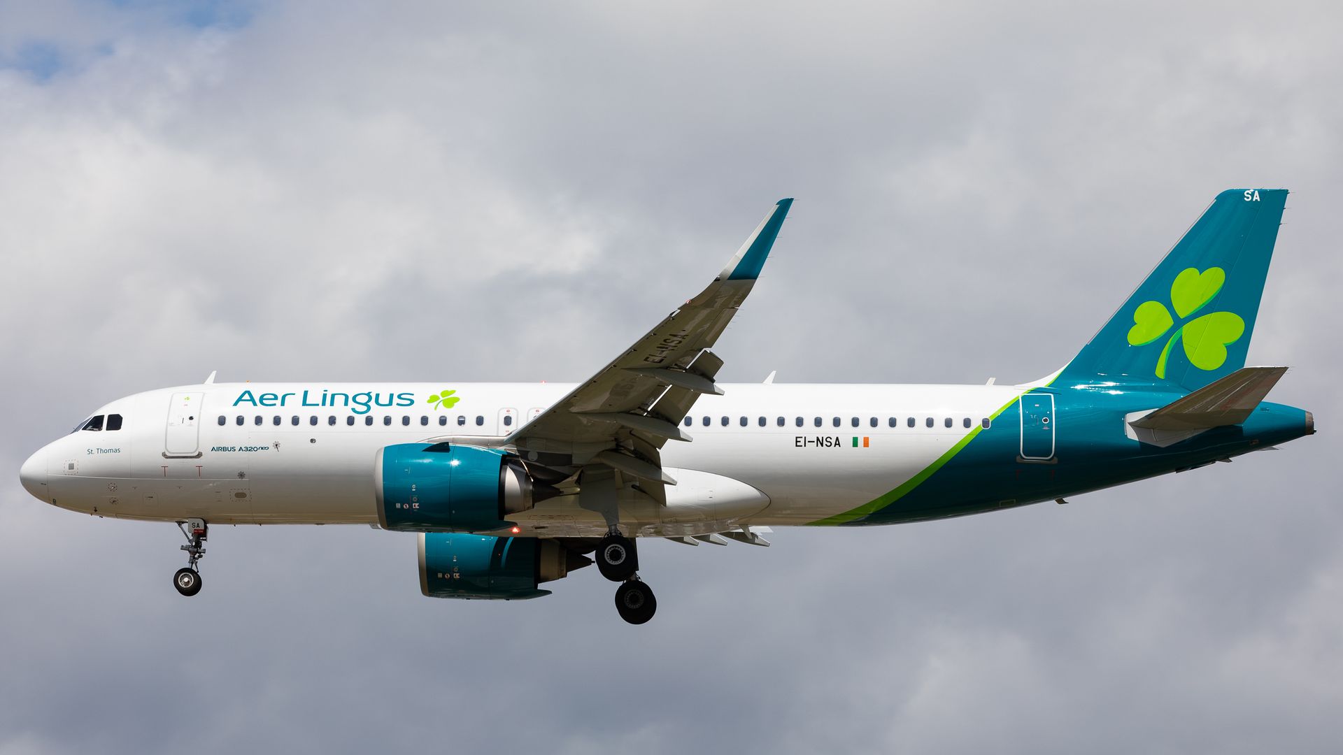 An Aer Lingus Airbus A320 flying