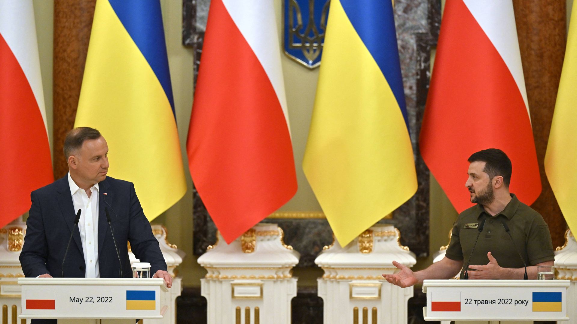 Ukrainian President Volodymyr Zelensky (R) and his Polish counterpart Andrzej Duda give a press-conference