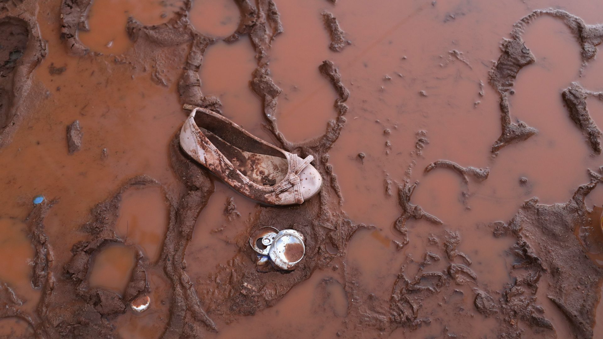 A woman's shoe in the mud.