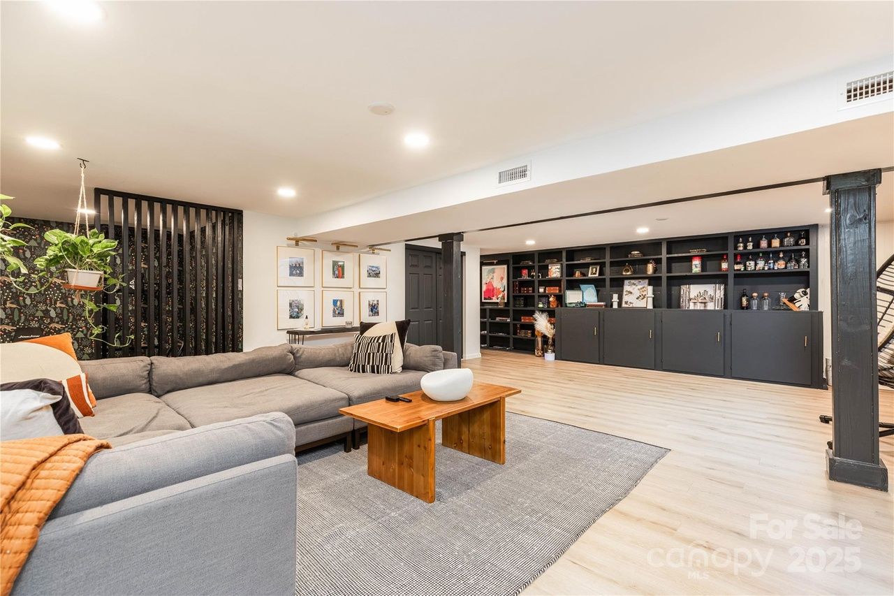 6826 Rollingridge Dr