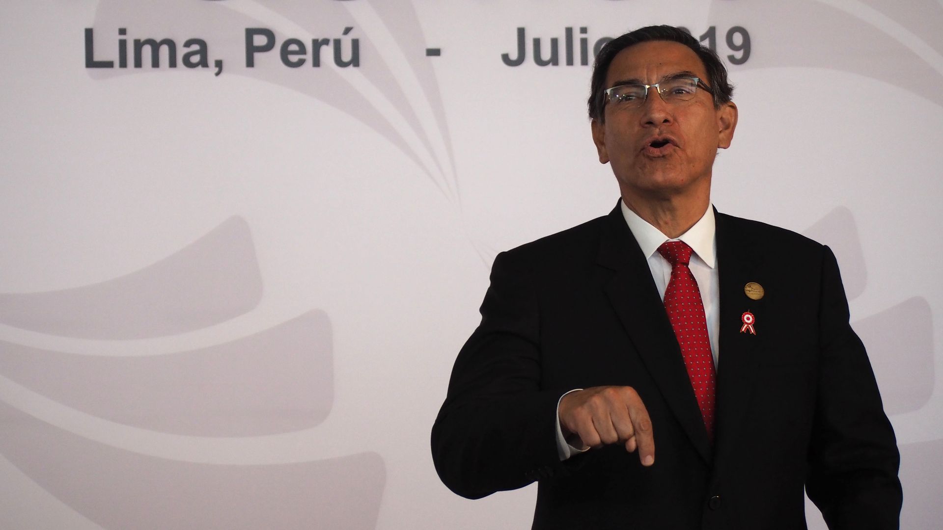 Martín Vizcarra speaking on stage